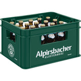 Ein grüner Kasten Alpirsbacher Klosterbräu mit 20 Flaschen Alpirsbacher Kloster Helles (MEHRWEG) zu je 0,33 l präsentiert ein authentisches Schwarzwälder Bier.