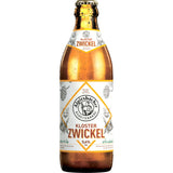 Eine mit Kondenswasser bedeckte Flasche Alpirsbacher Klosterbräu Zwickel 0,33L mit weißem und orangefarbenem Etikett, aus der 20x 0,33 Liter (MEHRWEG) Packung.