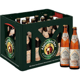 Eine Kiste Alpirsbacher Klosterbräu Kloster-Zwickel Naturtrüb 20x0,5L (MEHRWEG) mit zwei vorgestellten Flaschen.