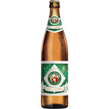 Eine Flasche Alpirsbacher Klosterbräu Weihnachtsbier 20x 0,5 Liter (MEHRWEG) mit grünem Etikett und Kondenstropfen, die diese Schwarzwald Bier saisonale Spezialität repräsentieren.