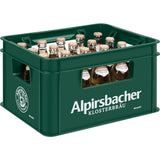 Ein grüner Kasten mit Alpirsbacher Klosterbräu Bierflaschen passt perfekt zu KlosterGarten Saftschorle Birne-Ingwer 20x 0,33L (MEHRWEG) der gleichen Marke.
