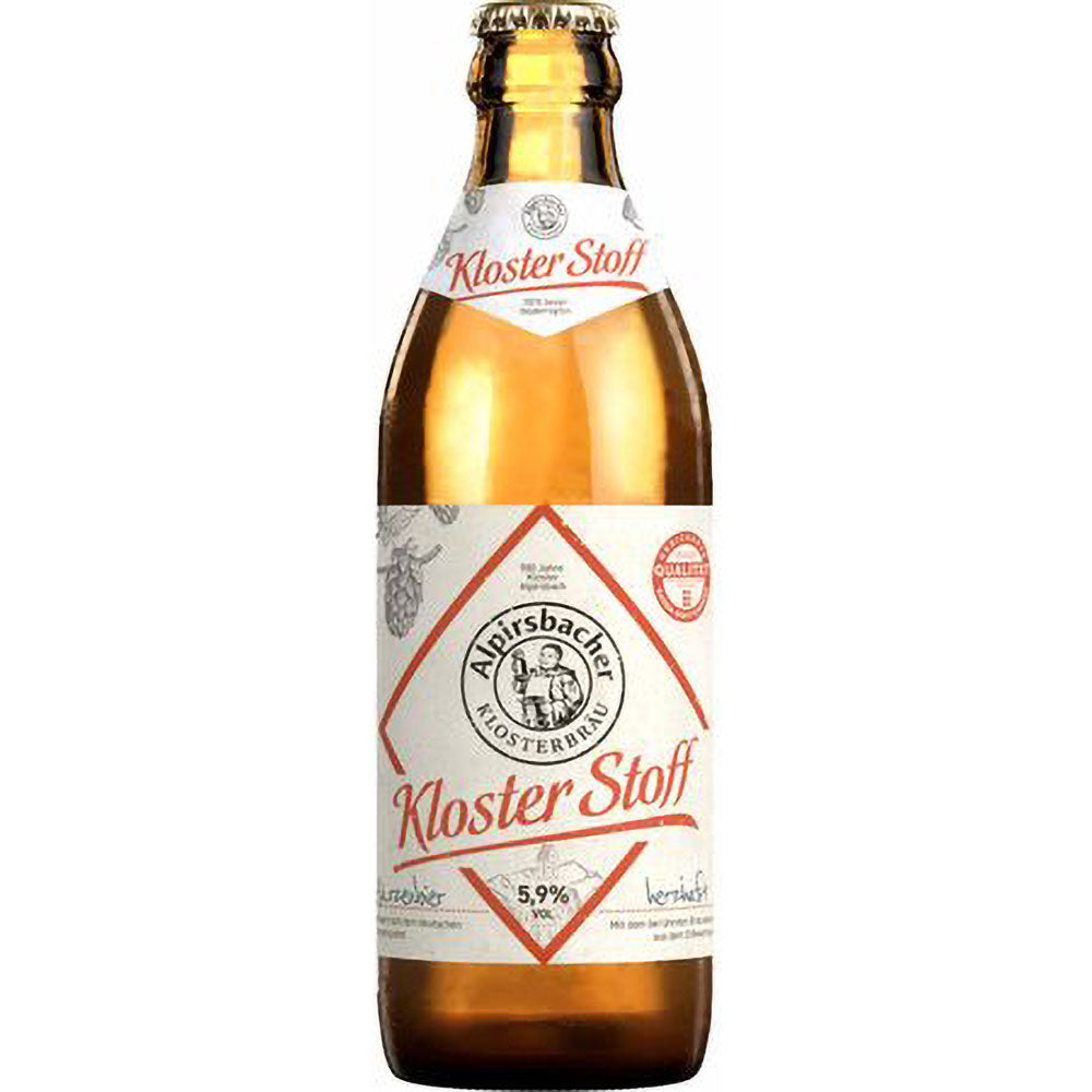 Eine 0,33-Liter-Flasche Alpirsbacher Klosterstoff Bügel von Alpirsbacher Klosterbräu im 20er-Pack (MEHRWEG) mit weiß-rotem Etikett und 5,9 % Alkoholgehalt.