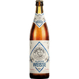 Eine gekühlte Flasche Alpirsbacher Klosterweiße 20x 0,5 Liter (MEHRWEG) von Alpirsbacher Klosterbräu mit dem kultigen weiß-blauen Etikett verspricht eine erfrischende Klosterbierspezialität.