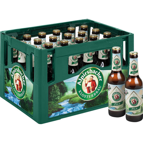 Ein Kasten Alpirsbacher Klosterbräu Alpirsbacher Pils 24x 0,33 l (MEHRWEG) mit zwei Flaschen vorne, unterstreicht die authentische Klosterbräu-Tradition und den erfrischenden Schwarzwälder Biergeschmack.