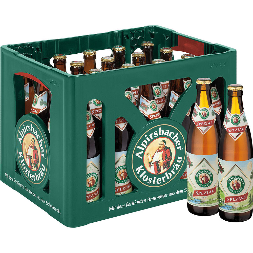Ein grüner Kasten Alpirsbacher Klosterbräu enthält 20 Flaschen Alpirsbacher Spezial 0,5 l Mehrweg, zwei davon außerhalb des Kastens, um dieses klassische Exportbier hervorzuheben.