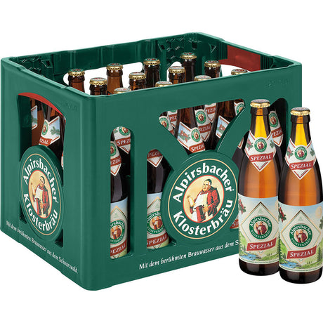 Ein grüner Kasten Alpirsbacher Klosterbräu enthält 20 Flaschen Alpirsbacher Spezial 0,5 l Mehrweg, zwei davon außerhalb des Kastens, um dieses klassische Exportbier hervorzuheben.