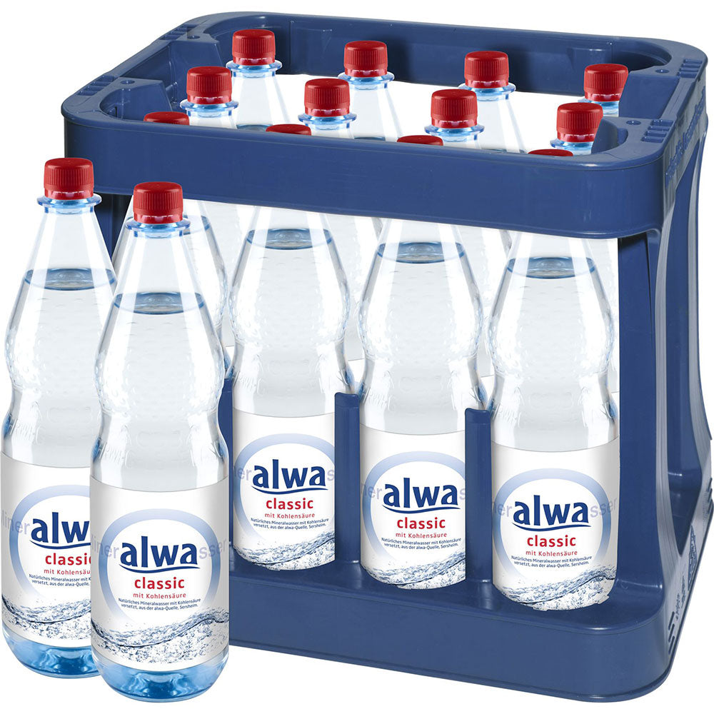 Eine blaue Kiste enthält zwölf 1-Liter-PET-Flaschen alwa Mineralwasser Classic (MEHRWEG), ein natürliches Wasser aus Baden-Württemberg. Jede Flasche ist mit einem roten Verschluss versehen.