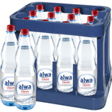 Eine blaue Kiste enthält zwölf 1-Liter-PET-Flaschen alwa Mineralwasser Classic (MEHRWEG), ein natürliches Wasser aus Baden-Württemberg. Jede Flasche ist mit einem roten Verschluss versehen.