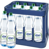 Eine blaue Kiste enthält zwölf 1-Liter-Flaschen alwa Mineralwasser Medium (Mehrweg) mit grünem Verschluss und weißem Etikett, die für ihren hohen Kalziumgehalt bekannt sind.