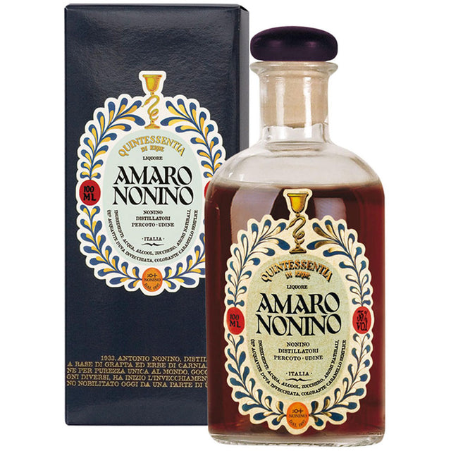 Eine Flasche und eine Schachtel von Nonino Distillatori's Amaro Nonino Quintessentia Di Erbe 35% (0,7L), ein eleganter Kräuter-Digestif mit einem verzierten Etikett mit Goldakzenten.