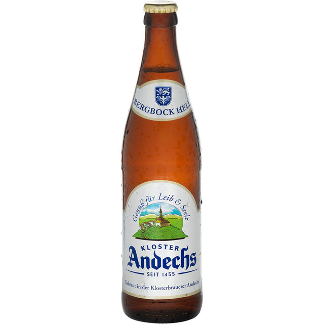 Eine Braunglasflasche Kloster Andechs Andechser Bergbock Hell 0,5L, ein bayerisches Bockbier, mit weiß-blauem Etikett und goldenem Verschluss. Erhältlich als 20x 0,5 Liter (MEHRWEG).