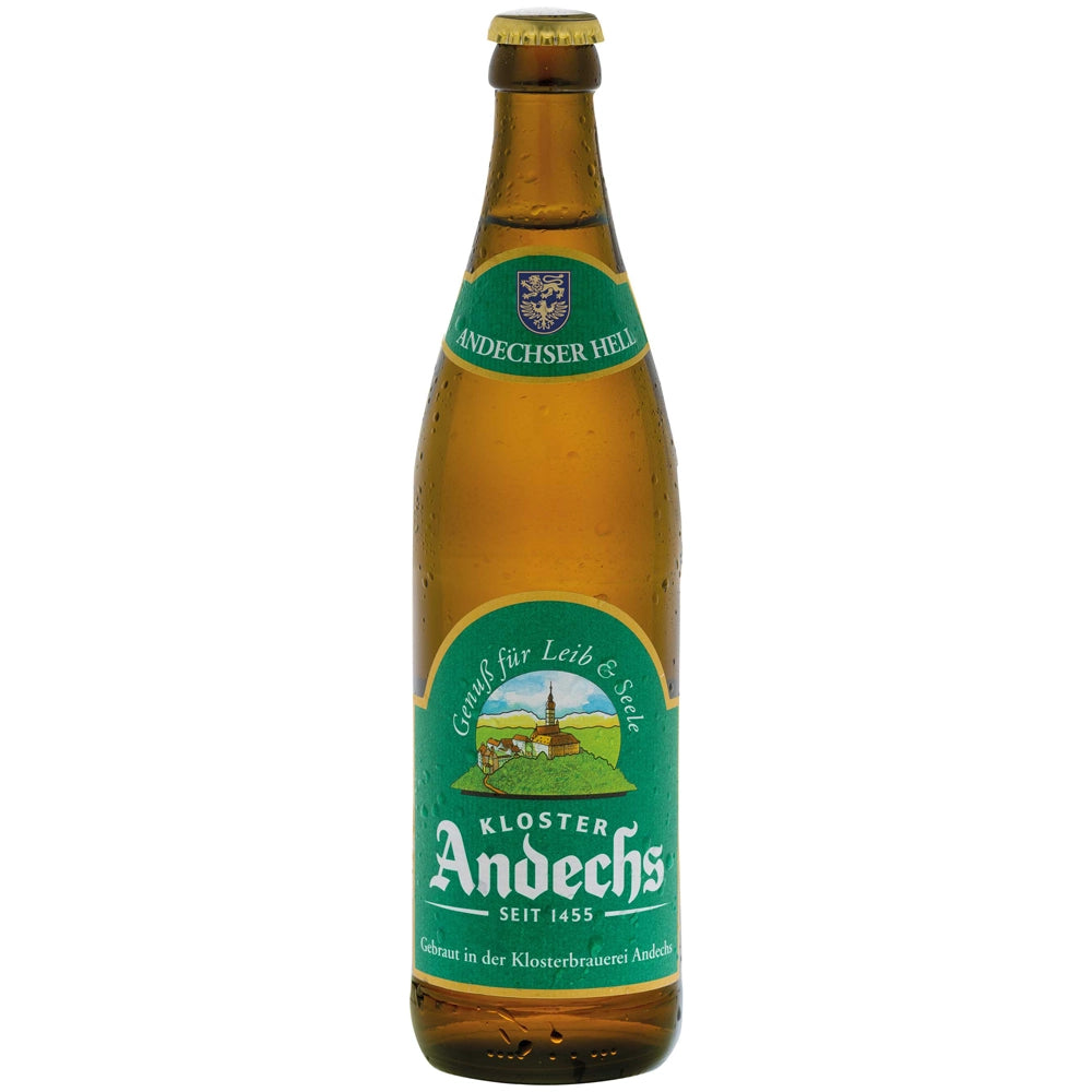 Eine gekühlte Flasche „Kloster Andechs Andechser Hell“ (0,5 Liter, MEHRWEG) mit ihrem charakteristischen grünen Etikett und dem glitzernden Kondenswasser, das dieses klassische Helles Bier besonders zur Geltung bringt.