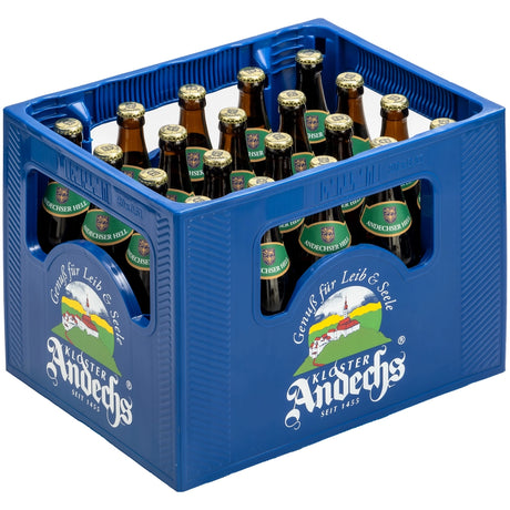 Blaue Kiste mit 20 Flaschen à 0,5 Liter „Andechser Hell“ vom Kloster Andechs (MEHRWEG); jede braune Glasflasche ist mit dem Logo und dem Schriftzug des Klosters Andechs versehen und wirbt für dessen berühmtes Helles Bier.