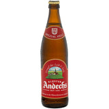 Eine braune Flasche Andechser Spezial Hell 20x 0,5 Liter (MEHRWEG) von Kloster Andechs, mit rotem Etikett und sichtbaren Kondensationstropfen.