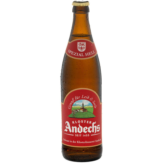 Eine braune Flasche Andechser Spezial Hell 20x 0,5 Liter (MEHRWEG) von Kloster Andechs, mit rotem Etikett und sichtbaren Kondensationstropfen.