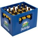 Blaue Kiste mit 20 braunen Glasbierflaschen (je 0,5 l) „Andechser Weißbier Hell“ von der Klosterbrauerei Andechs, jeweils mit gelbem Verschluss und in vier Reihen angeordnet. Diese Auswahl präsentiert das berühmte bayerische Hefeweizen der Klosterbrauerei Andechs.