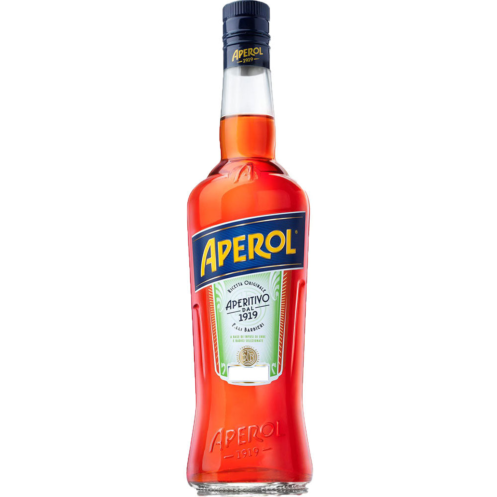 Aperol Aperitivo 11% 0,7 Liter von Aperol hat eine orange-rote Flüssigkeit und ein blaues Etikett, ideal zum Mischen eines erfrischenden Aperol Spritz oder zum Genießen als klassischer italienischer Aperitif.