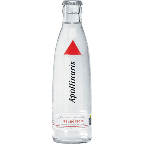 Die Apollinaris Selection 24x 0,25 Liter (MEHRWEG) Glasflaschen mit dem ikonischen roten Dreieck und dem vertikalen Etikett bieten feinperliges Mineralwasser - perfekt für die gehobene Gastronomie.