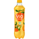 Eine ViO Bio Limo Orange PEW 0,5L Flasche mit Orangen- und Blattgrafik auf dem Etikett, hergestellt mit natürlichem Mineralwasser. Packungsgröße: 18x 0,5 Liter (Einweg).