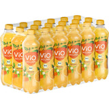 Eine Packung mit achtzehn 0,5L ViO Bio Limo Orange PEW Flaschen (Einweg) mit Orangen- und Blattgrafik, gefüllt mit Bio Orangenlimonade aus natürlichem Mineralwasser.