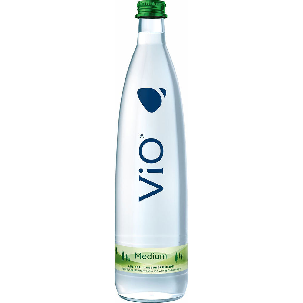 Eine Klarglasflasche ViO Mineralwasser Gastro Medium mit grünem Deckel und grünem Bodenetikett, reich an Hydrogencarbonat. Wird geliefert als ViO Gastro Medium 12x 0,75 Liter (MEHRWEG).