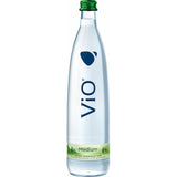 Eine Klarglasflasche ViO Mineralwasser Gastro Medium mit grünem Deckel und grünem Bodenetikett, reich an Hydrogencarbonat. Wird geliefert als ViO Gastro Medium 12x 0,75 Liter (MEHRWEG).