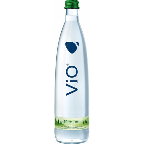 Eine Klarglasflasche ViO Mineralwasser Gastro Medium mit grünem Deckel und grünem Bodenetikett, reich an Hydrogencarbonat. Wird geliefert als ViO Gastro Medium 12x 0,75 Liter (MEHRWEG).
