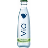 Die 0,25-Liter-Klarglasflasche ViO Gastro Medium Mineralwasser (ViO Mineralwasser) mit grünem Verschluss und Etikett bietet einen erfrischenden Geschmack und einen ausgewogenen Gehalt an Wasserstoffcarbonat; erhältlich in 24er-Mehrwegpackungen.