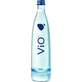 Eine Klarglasflasche ViO Mineralwasser, ViO Gastro Still 12x 0,75 Liter (MEHRWEG), mit blauem Verschluss und Etikettenakzenten. Natürliches Mineralwasser ohne Kohlensäure und mit weichem Geschmack.