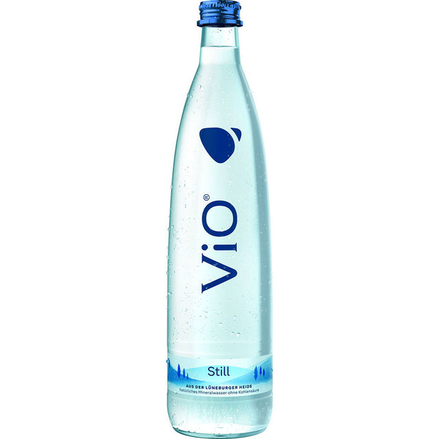 Eine Klarglasflasche ViO Mineralwasser, ViO Gastro Still 12x 0,75 Liter (MEHRWEG), mit blauem Verschluss und Etikettenakzenten. Natürliches Mineralwasser ohne Kohlensäure und mit weichem Geschmack.