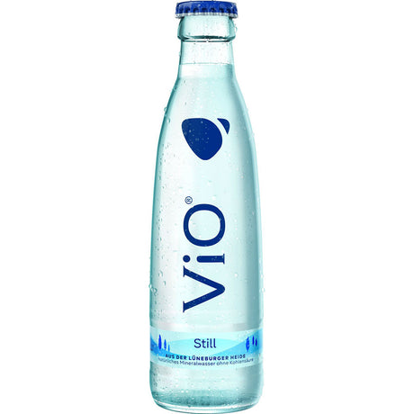 Eine Klarglasflasche ViO Mineralwasser mit der Aufschrift "ViO Gastro Still 24x 0,25 Liter (MEHRWEG)" steht aufrecht mit blauem Etikett und Deckel und bietet einen milden Geschmack.