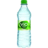 Eine klare Plastikflasche ViO Mineralwasser Medium, 0,5 l (Einweg), mit grünem Etikett und Deckel.