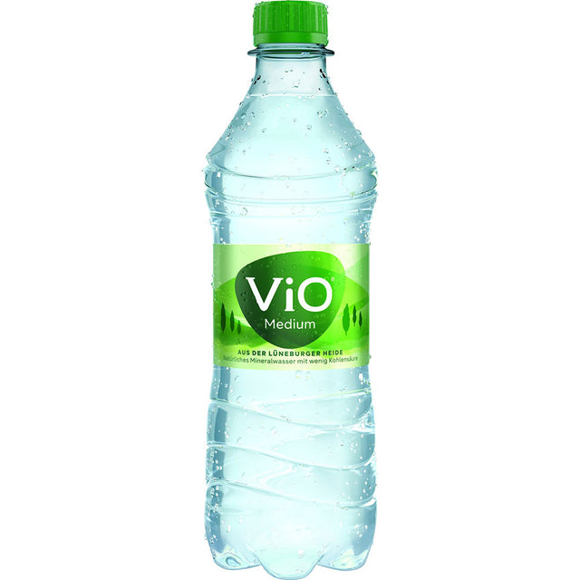 Eine klare Plastikflasche ViO Mineralwasser Medium, 0,5 l (Einweg), mit grünem Etikett und Deckel.