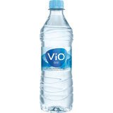 Eine durchsichtige Kunststoffflasche ViO PEW 18x 0,5 Liter (EINWEG) Mineralwasser von ViO Mineralwasser mit blauem Verschluss und Etikett wird vor einem weißen Hintergrund dargestellt.