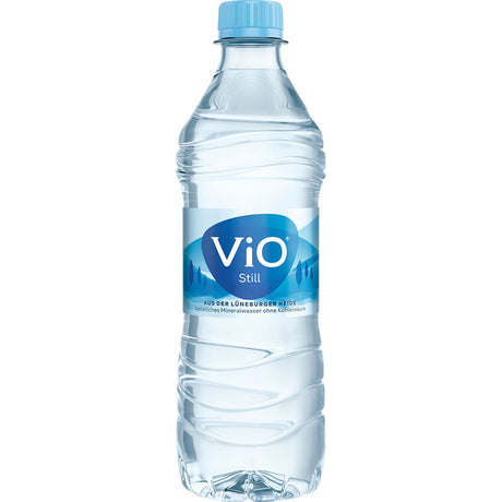 Eine durchsichtige Kunststoffflasche ViO PEW 18x 0,5 Liter (EINWEG) Mineralwasser von ViO Mineralwasser mit blauem Verschluss und Etikett wird vor einem weißen Hintergrund dargestellt.
