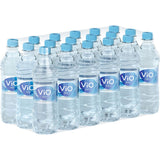 Eine erfrischend reine Wahl: ViO Mineralwasser PEW 18x0,5L (Einweg) Flaschen in vier Reihen angeordnet. Das natriumarme Wasser mit blauem Verschluss und Etikett ist ideal für jede Gelegenheit.