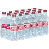 Ein 18er-Pack ViO Spritzig Mineralwasser (je 0,5 l, EINWEG), Sprudelflaschen von ViO, aufgereiht.