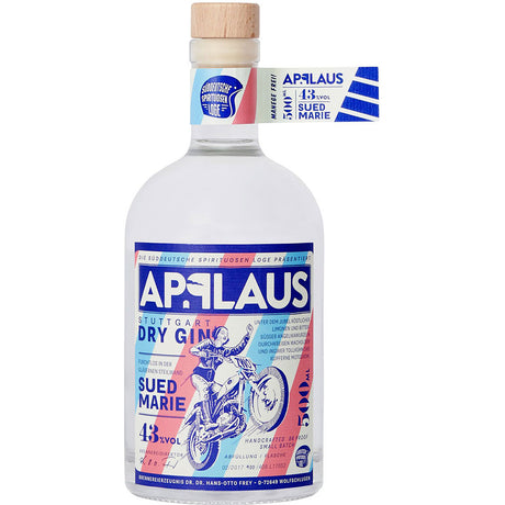 Eine 0,5-Liter-Flasche Applaus Suedmarie Stuttgart Dry Gin (43%) von Applaus Gin mit einem bunten Motorradfahrer-Etikett in Blau, Rot und Weiß, hergestellt mit ausgewählten Botanicals und schwäbischer Handwerkskunst.