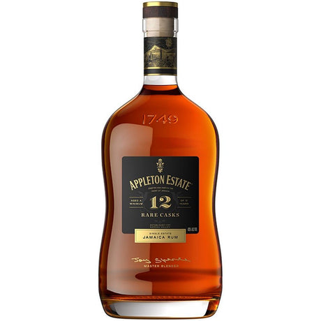 Eine Flasche Appleton 12 Jahre Rare Casks Jamaica Rum (43%, 0,7L) von Appleton, mit einem auffälligen schwarz-goldenen Etikett.