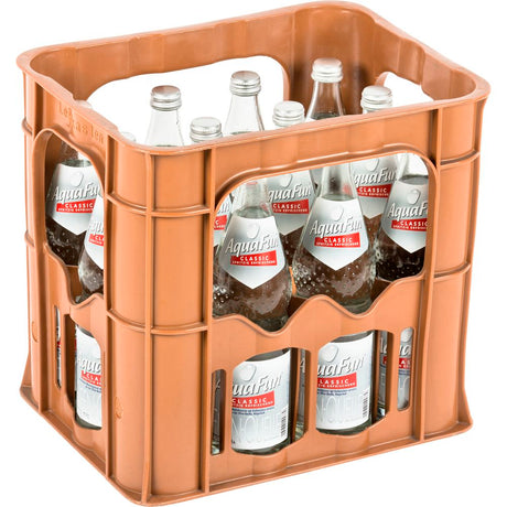 Eine braune Kunststoffkiste enthält zwölf 0,7-l-Glasflaschen Aqua Fun Classic Sprudelwasser (MEHRWEG).