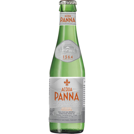 Eine grüne Glasflasche mit Acqua Panna Still 0,25 l (MEHRWEG), mit silbernem Etikett und orangefarbenen Akzenten.