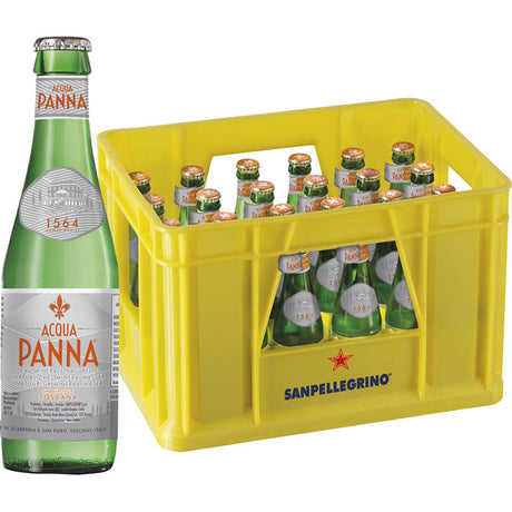 Eine Flasche Acqua Panna neben einer gelben Kiste mit weiteren Flaschen Aqua Panna Still 24x 0,25 Liter (MEHRWEG).