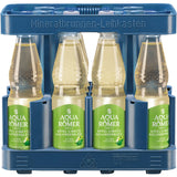Vier Flaschen Aqua Römer Quelle Apfel-Limette-Holunderblüte PET Mineralwasser (je 0,5L, MEHRWEG) in einer blauen Kunststoffkiste.