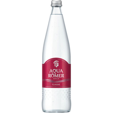Eine Flasche Aqua Römer Classic 0,75L (Mehrweg) der Marke Aqua Römer mit rotem Etikett und hoher Kohlensäure, die reich an Kalzium ist, steht auf einem weißen Hintergrund.