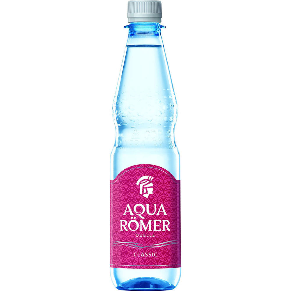 Aqua Römer Classic PET 0,5L Mehrwegflasche mit rosafarbenem Etikett und hellblauem Verschluss, mit viel Kohlensäure, auf weißem Hintergrund.