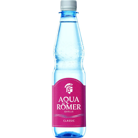 Aqua Römer Classic PET 0,5L Mehrwegflasche mit rosafarbenem Etikett und hellblauem Verschluss, mit viel Kohlensäure, auf weißem Hintergrund.