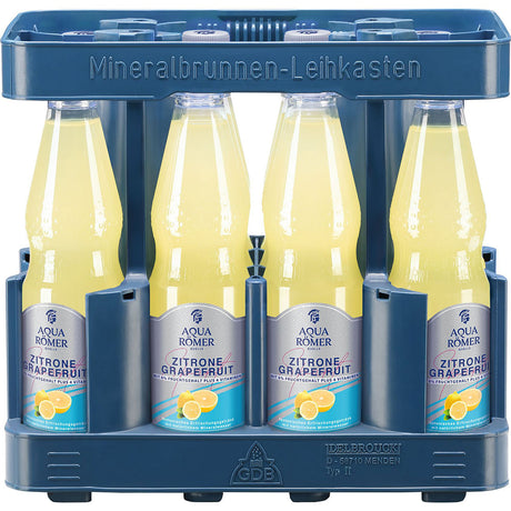 Vier Flaschen Aqua Römer ISO-SPORT Zitrone-Grapefruit (MEHRWEG, 0,5 l PET) in einer blauen Tragetasche.