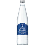 Aqua Römer Medium 12x 0,75 Liter (MEHRWEG) - Mineralwasser in klaren Glasflaschen mit blauem Etikett und silbernem Verschluss, bekannt für wenig Kohlensäure und hohen Calcium-Gehalt.