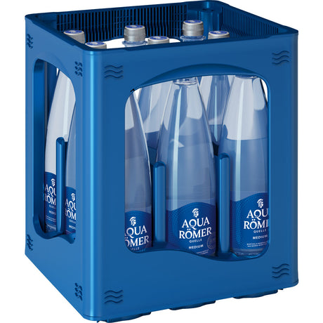 Eine blaue Kiste mit neun 1-Liter-PET-Flaschen Aqua Römer Medium (Mehrweg), eine Marke, die für mittlere Kohlensäure und hohen Kalziumgehalt bekannt ist.