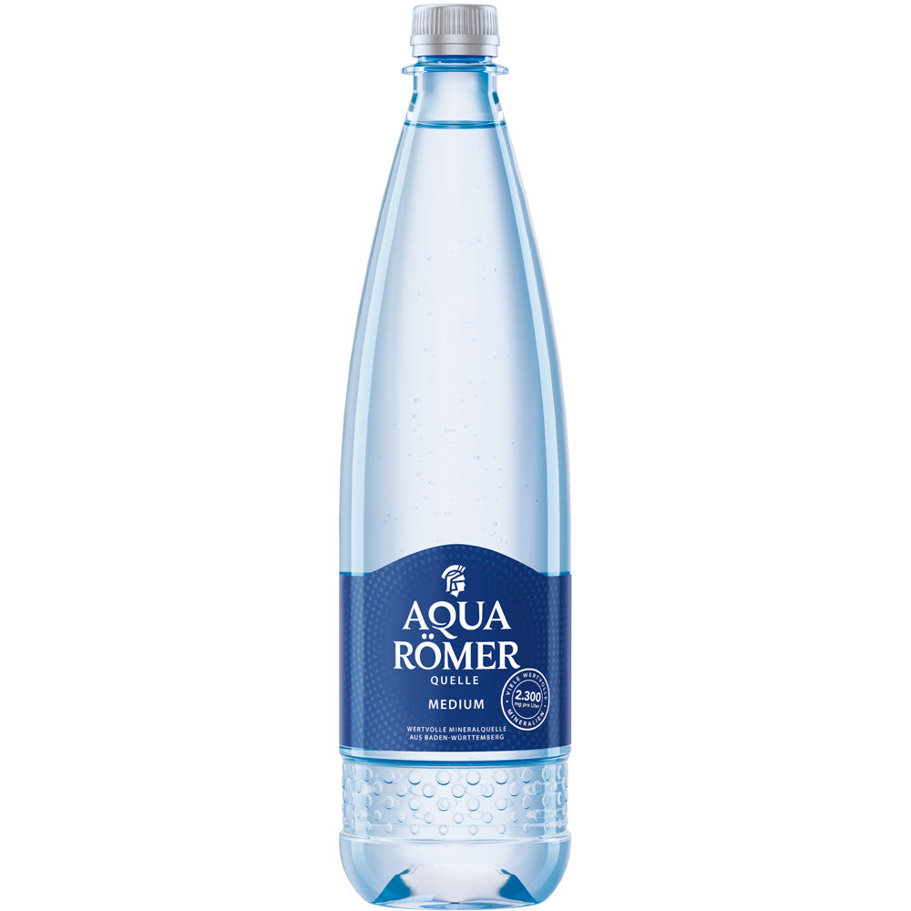 Aqua Römer Medium PET 9x1 Liter (MEHRWEG) ist eine klare Kunststoffflasche mit blauem Etikett und weißem Verschluss, die sich durch weniger Kohlensäure und hohen Calcium-Gehalt auszeichnet.